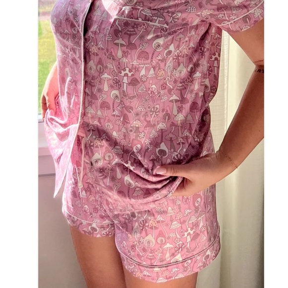 NWT Pink Mushroom Notch Collar Short Pajama Set Pink White Taupe - Picture 3 of 11